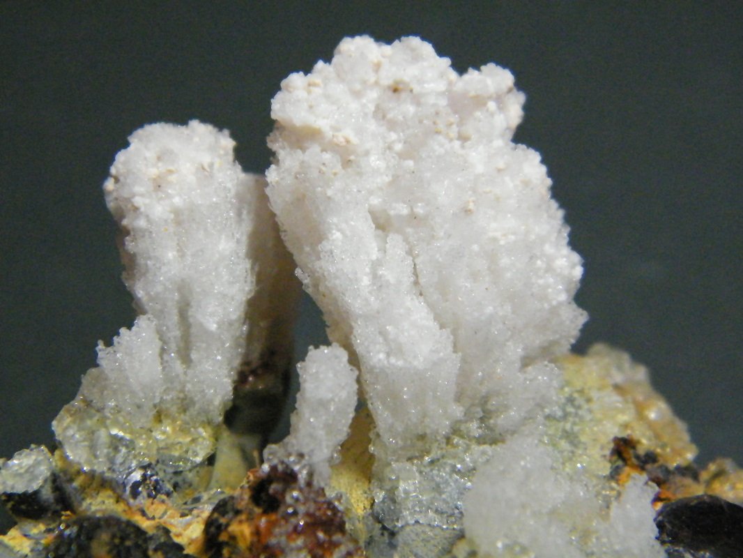 Opal (variety hyalite) on Fluorite
94mm x 51mm x 68mm
(Autor: Heimo Hellwig)