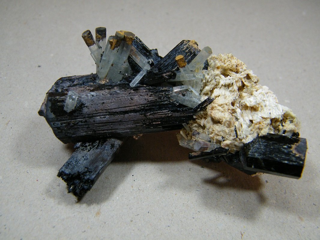 Beryl (variety aquamarine) and Schorl
81mm x 58mm x 60mm
(Autor: Heimo Hellwig)