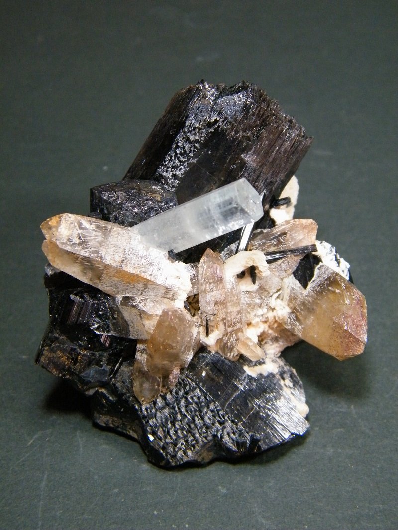 Beryl (variety aquamarine), Schorl and Quartz
55mm x 68mm x 57mm
(Autor: Heimo Hellwig)