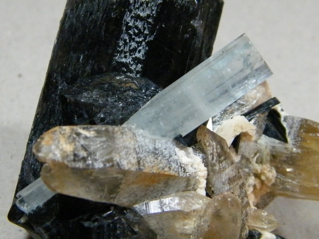 Beryl (variety aquamarine), Schorl and Quartz
55mm x 68mm x 57mm
(Autor: Heimo Hellwig)