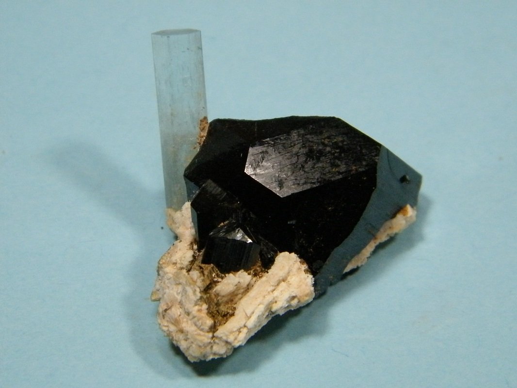 Beryl (variety aquamarine) and Schorl
32mm x 28mm x 23mm
(Autor: Heimo Hellwig)