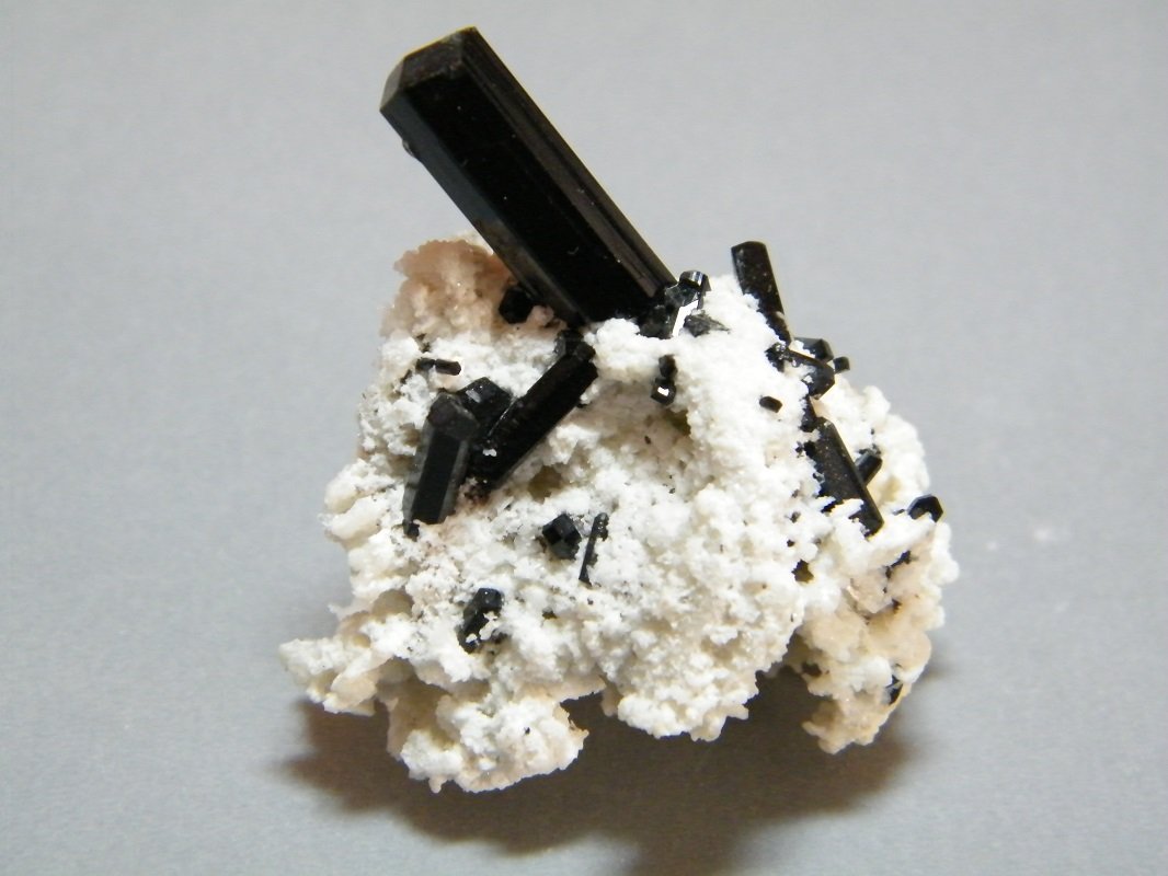 Schorl and Feldspar
38mm x 46mm x 27mm
(Autor: Heimo Hellwig)