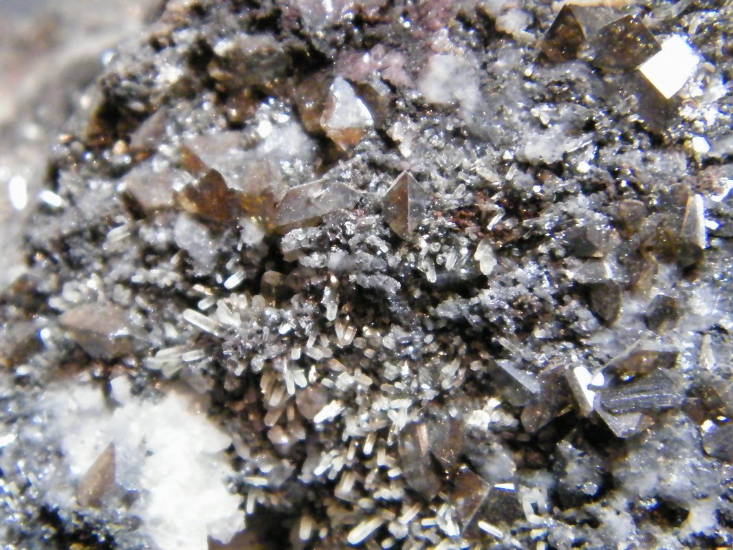 Calcite with Mimetite and Wulfenite
122mm x 73mm x 80mm
(Autor: Heimo Hellwig)