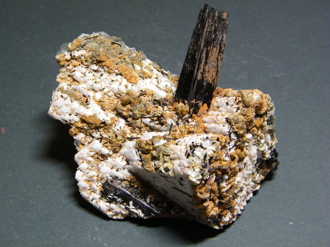 Schorl, Feldspar and Muscovite
83mm x 82mm x 73mm
(Autor: Heimo Hellwig)