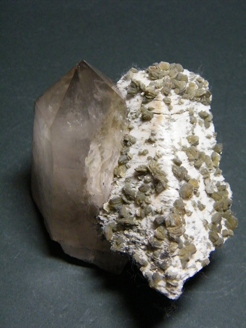 Quartz, Feldspar and Muscovite
64mm x 69mm x 72mm
(Autor: Heimo Hellwig)