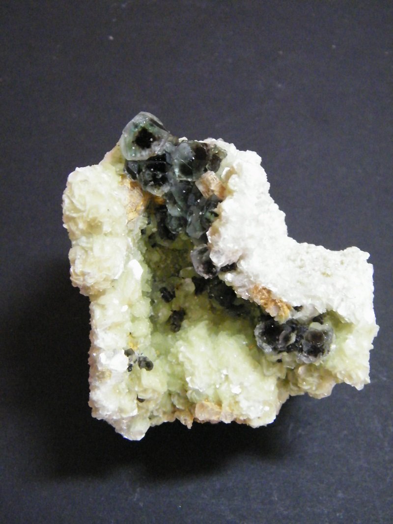 Fluorite and Goshenite on Muscovite
67mm x 75mm x 48mm
(Autor: Heimo Hellwig)