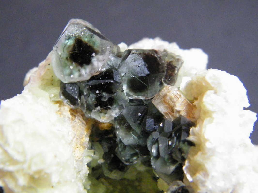 Fluorite and Goshenite on Muscovite
67mm x 75mm x 48mm
(Autor: Heimo Hellwig)