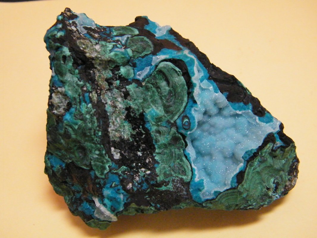 Chrysocolla and Malachite
91mm x 72mm x 68mm
(Autor: Heimo Hellwig)
