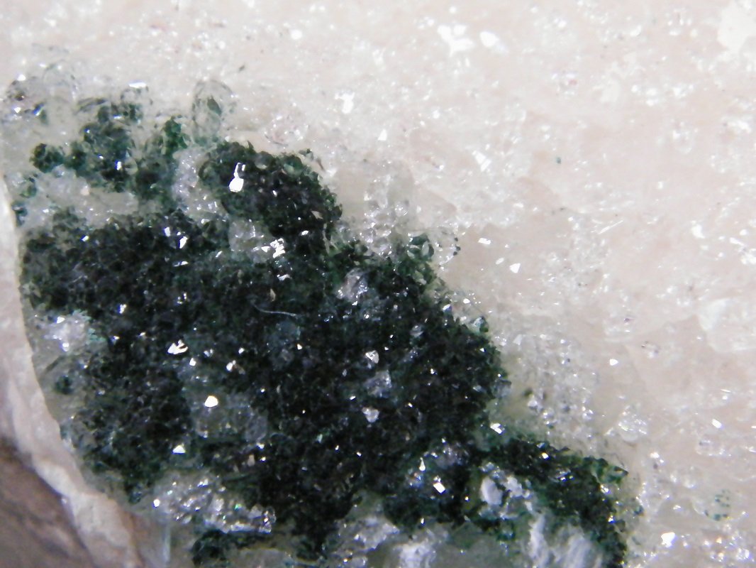Calcite and Malachite
92mm x 58mm x 65mm
(Autor: Heimo Hellwig)