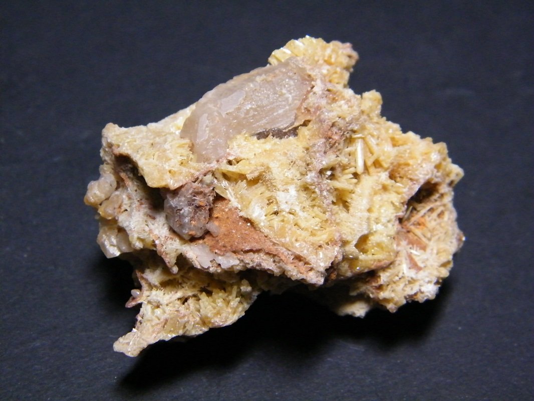 Mimetite and Cerussite
50mm x 41mm x 28mm
(Autor: Heimo Hellwig)