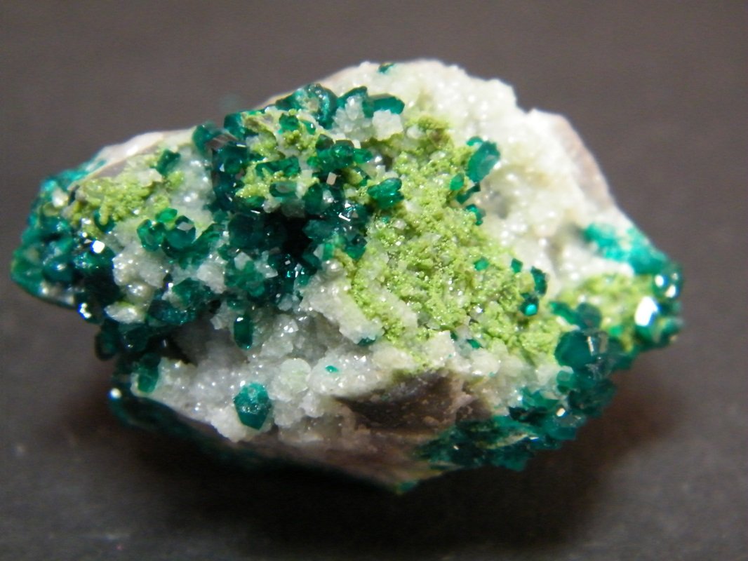 Dioptase and Duftite on Calcite
39mm x 27mm x 30mm
(Autor: Heimo Hellwig)