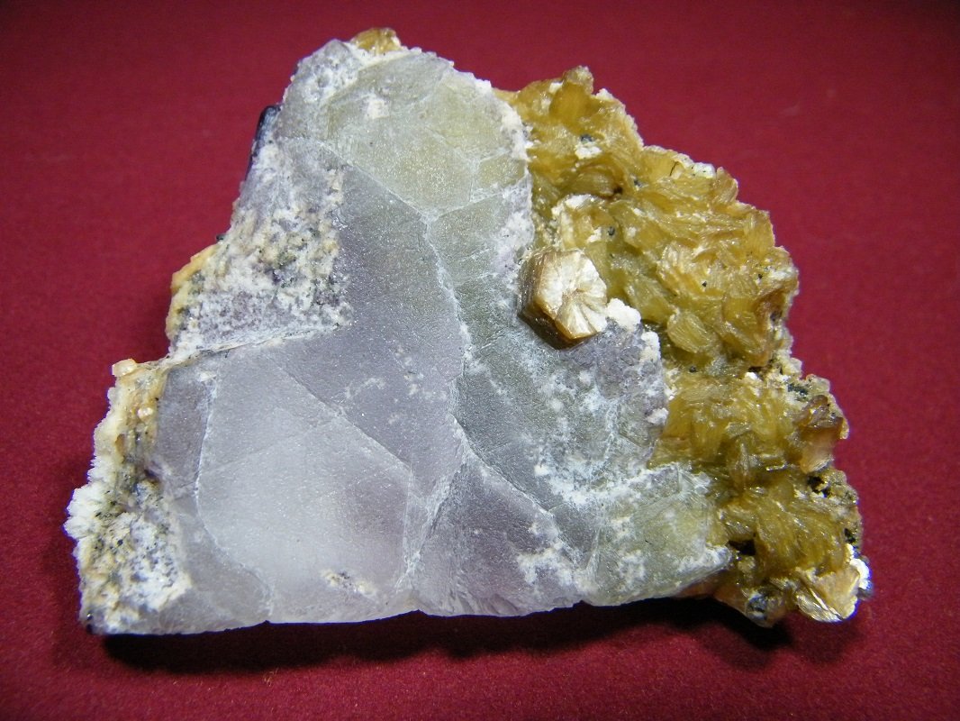 Fluorite with muscovite
85x80x15mm
(Autor: Heimo Hellwig)