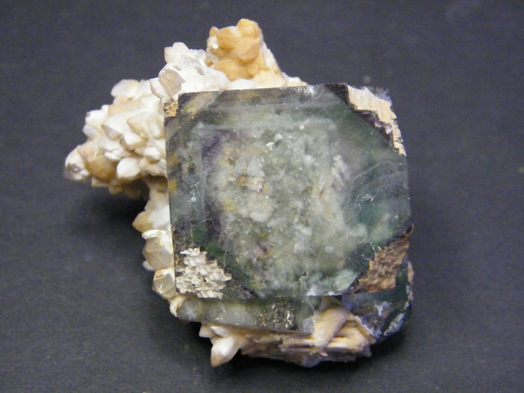 Fluorite and Quartz
51mm x 54mm x 35mm
(Autor: Heimo Hellwig)