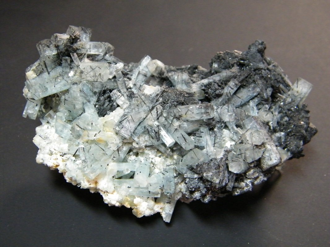 Beryl (variety aquamarine) and Schorl
112mm x 60mm x 43mm
(Autor: Heimo Hellwig)