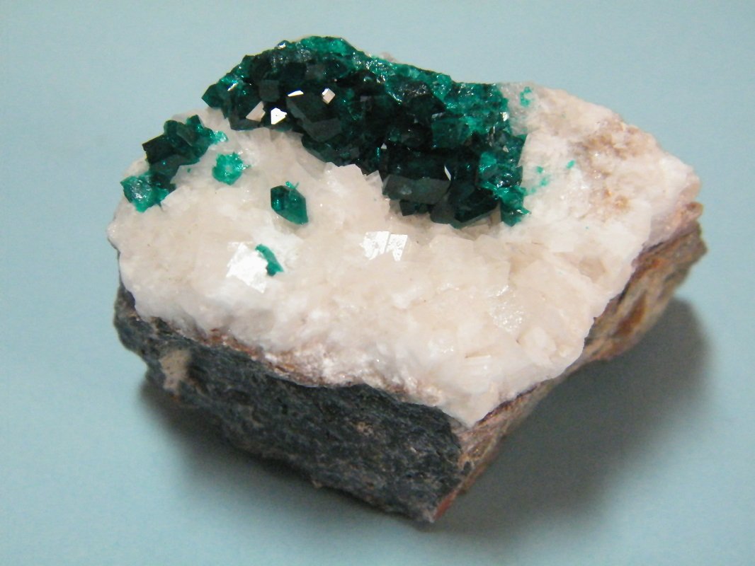 Dioptase on Calcite
49mm x 37mm x 45mm
(Autor: Heimo Hellwig)
