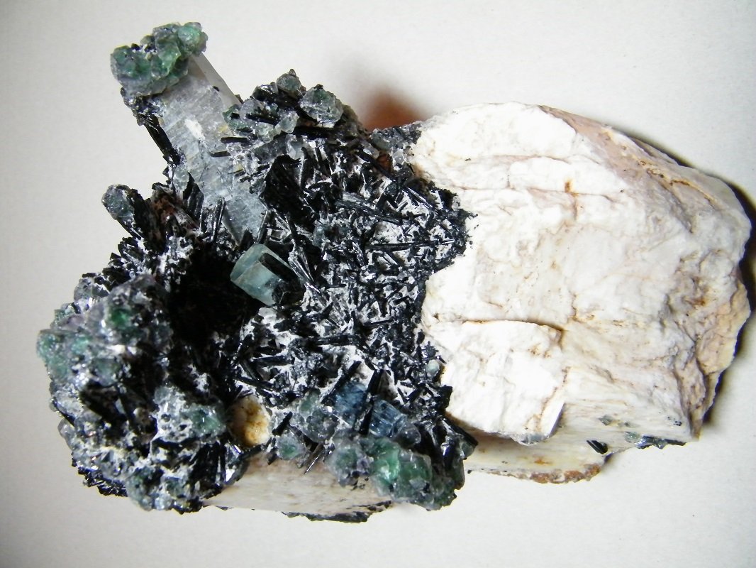 Feldspar, Schorl, Quartz, Fluorite and Beryl (variety aquamarine)
200x130x120mm
(Autor: Heimo Hellwig)