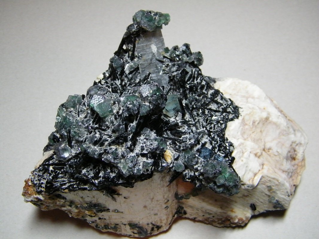 Feldspar, Schorl, Quartz, Fluorite and Beryl (variety aquamarine)
200x130x120mm
(Autor: Heimo Hellwig)