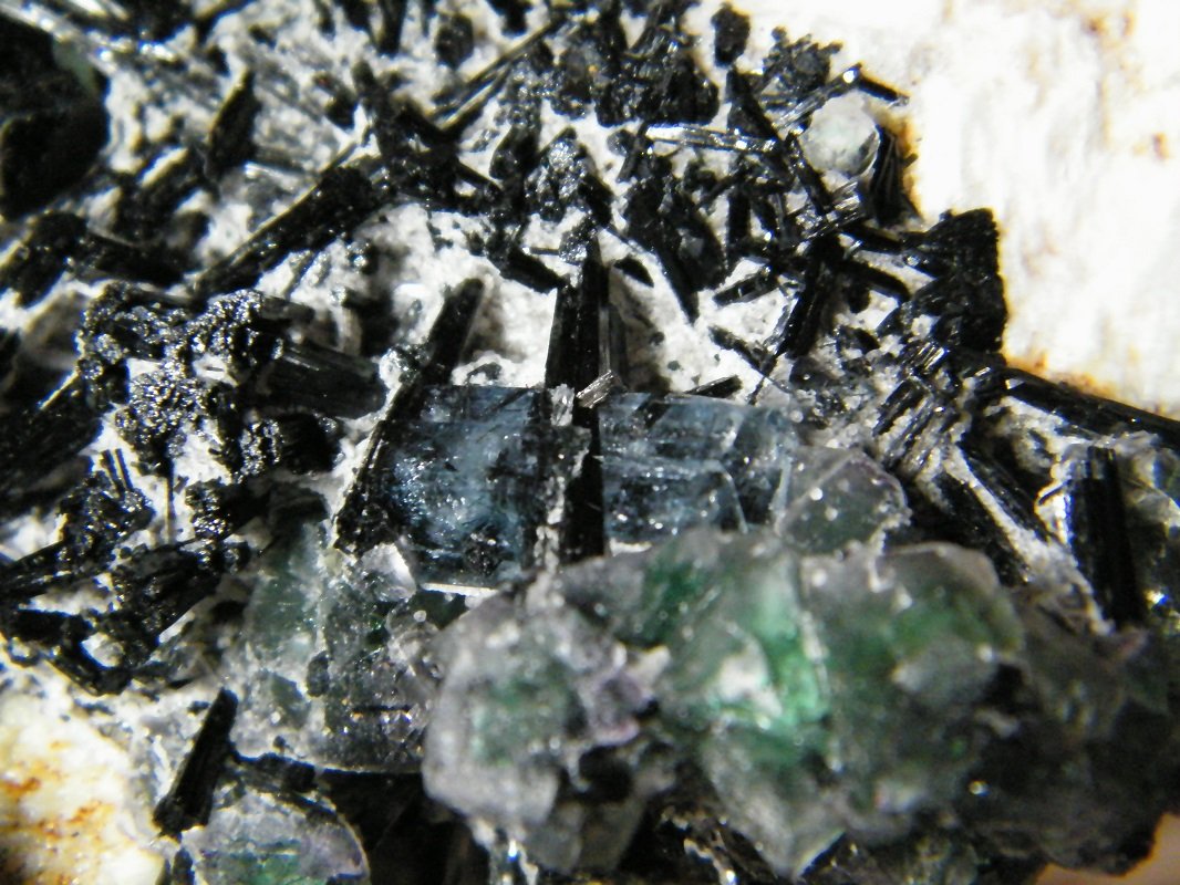 Fluorite, Schorl and Beryl (variety aquamarine)
200x130x120mm
(Autor: Heimo Hellwig)