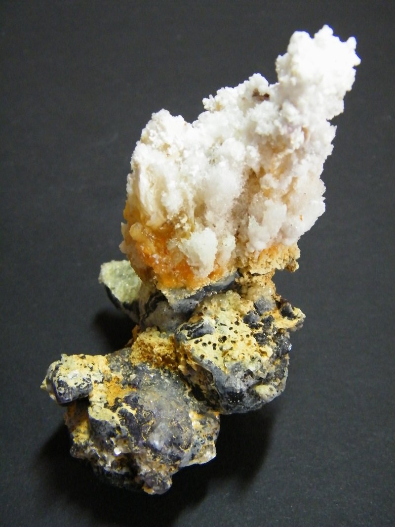 Hyalite on Fluorite
70x90mm
(Autor: Heimo Hellwig)