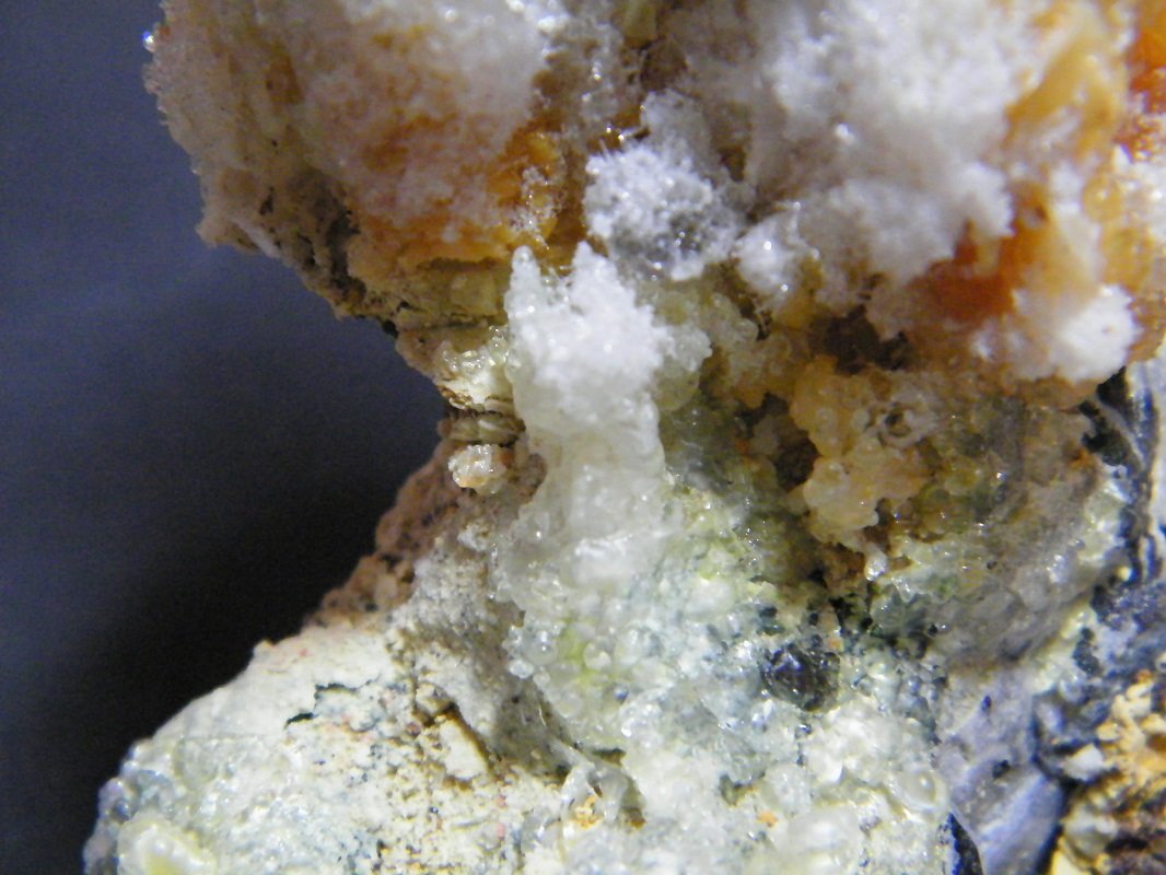 Hyalite on Fluorite
70x90mm
(Autor: Heimo Hellwig)