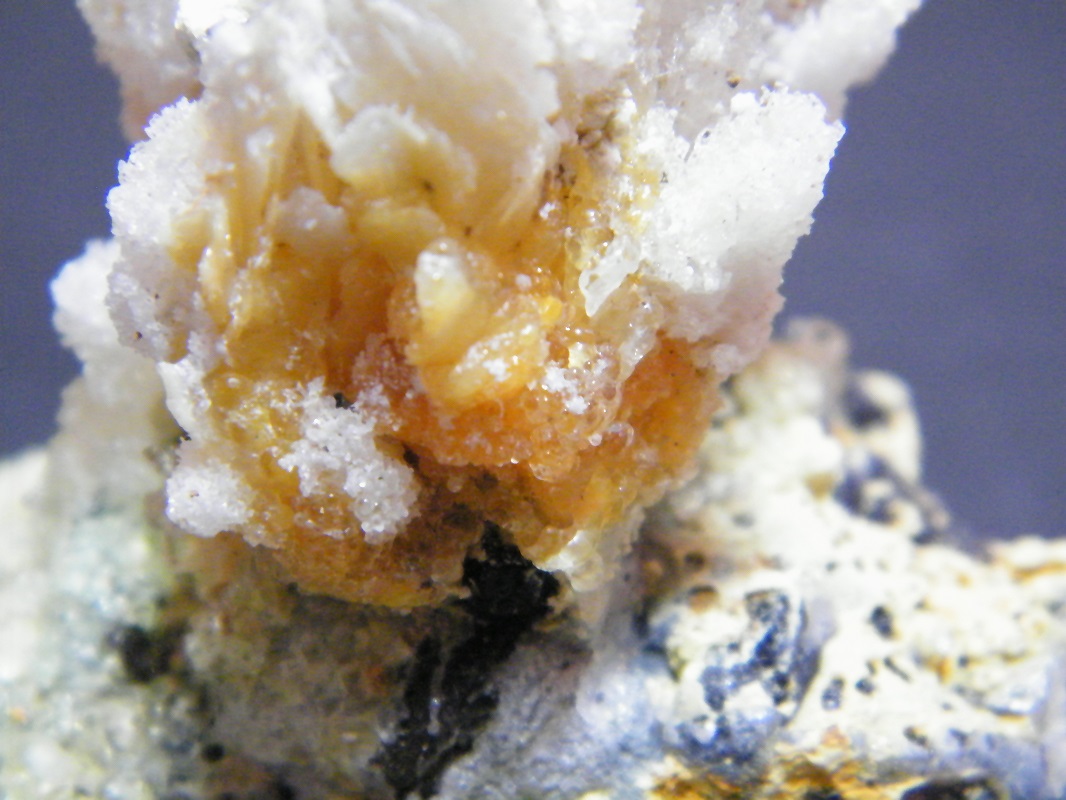 Hyalite on Fluorite
70x90mm
(Autor: Heimo Hellwig)