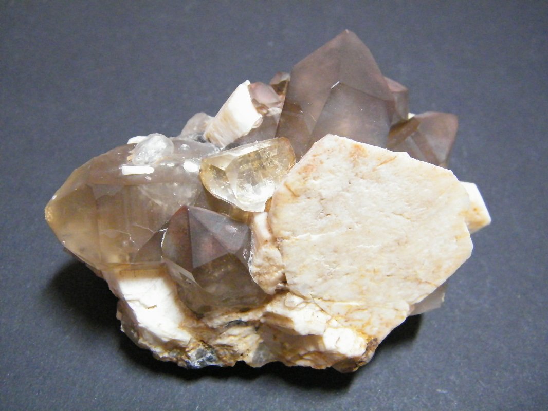 Microcline, Quartz, Topaz
100x60x60mm
(Autor: Heimo Hellwig)