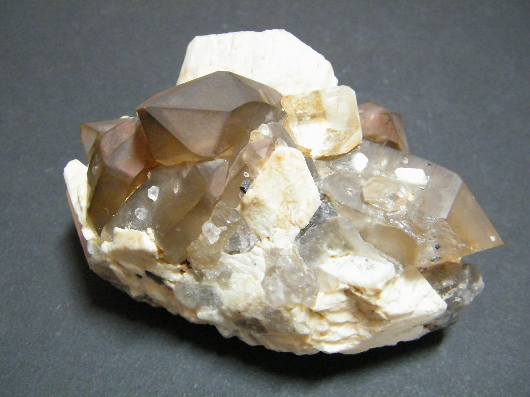 Microcline, Quartz, Topaz
100x60x60mm
(Autor: Heimo Hellwig)
