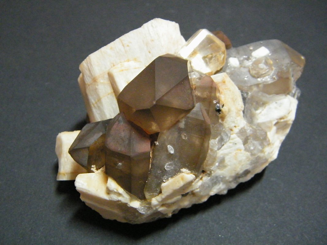 Microcline, Quartz, Topaz
100x60x60mm
(Autor: Heimo Hellwig)