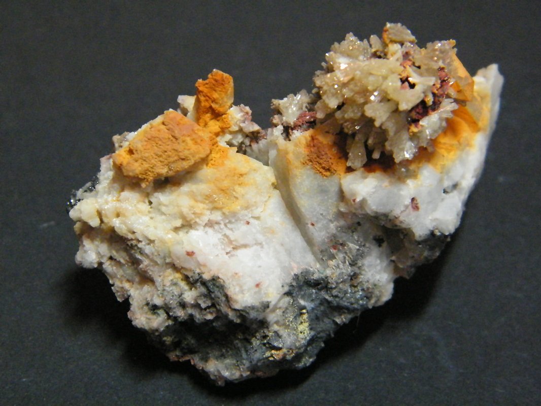 Mimetite and Calcite
55x35x30mm
(Autor: Heimo Hellwig)