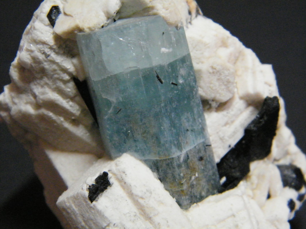 Beryl (variety aquamarine), Feldspar
55x70x45mm
(Autor: Heimo Hellwig)