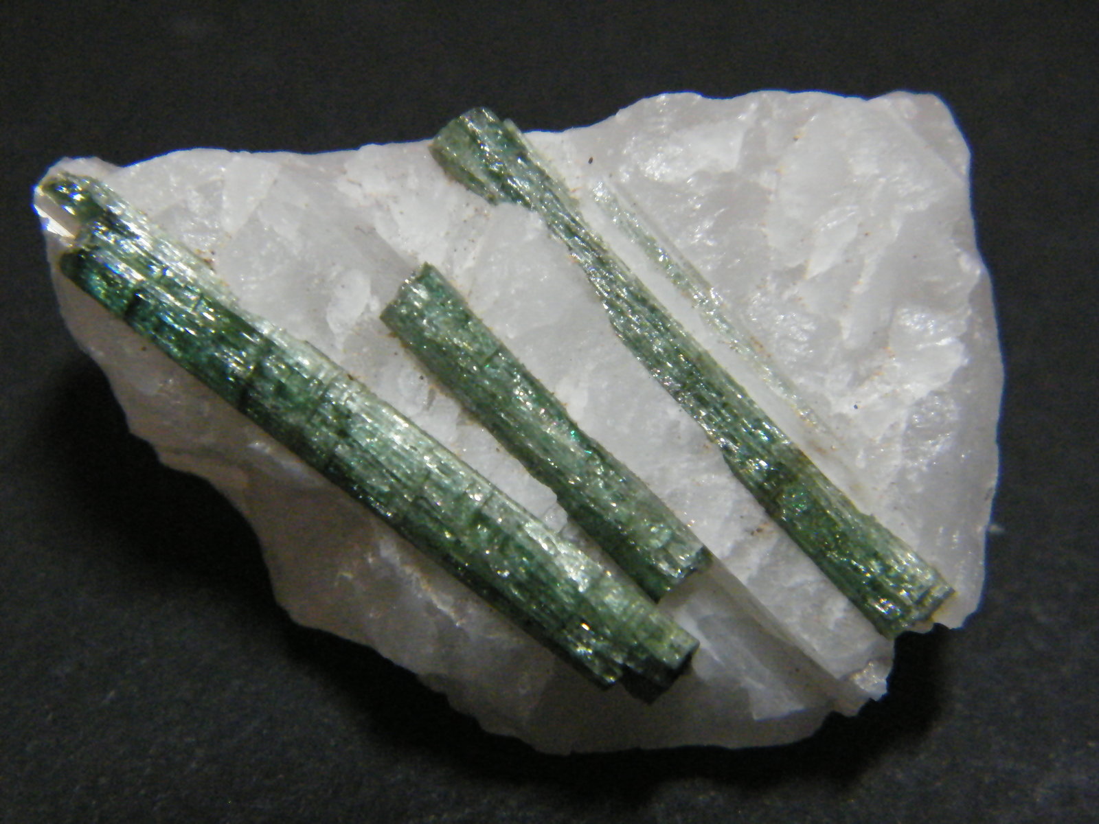 Quartz, Tourmaline
35x20x15mm
(Autor: Heimo Hellwig)