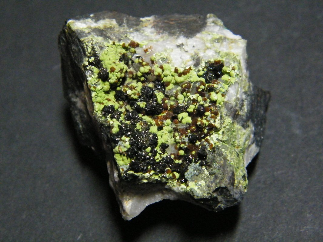Chenevixite, Ferrilotharmeyerite and Olivenite
40x35x30mm
(Autor: Heimo Hellwig)