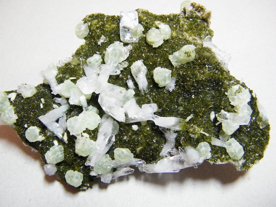 Quartz, Prehnite on Epidote
130x80mm
(Autor: Heimo Hellwig)