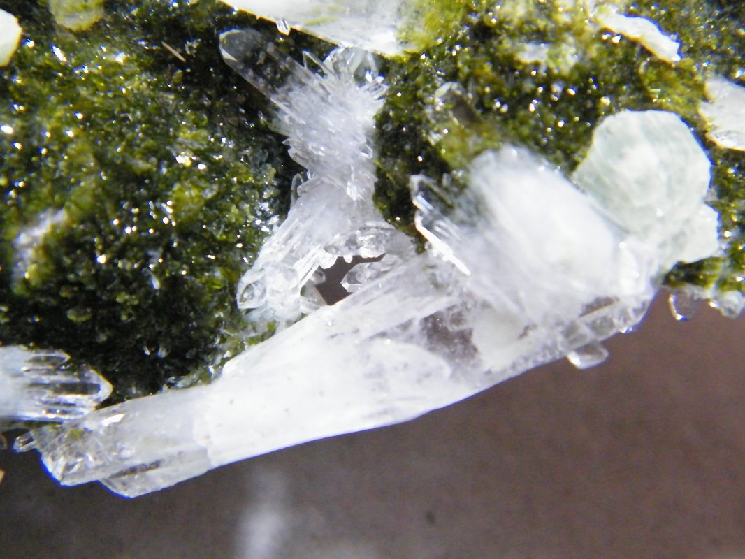 Quartz, Prehnite on Epidote
130x80mm
(Autor: Heimo Hellwig)