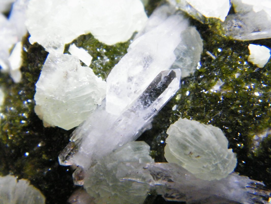 Quartz, Prehnite on Epidote
130x80mm
(Autor: Heimo Hellwig)