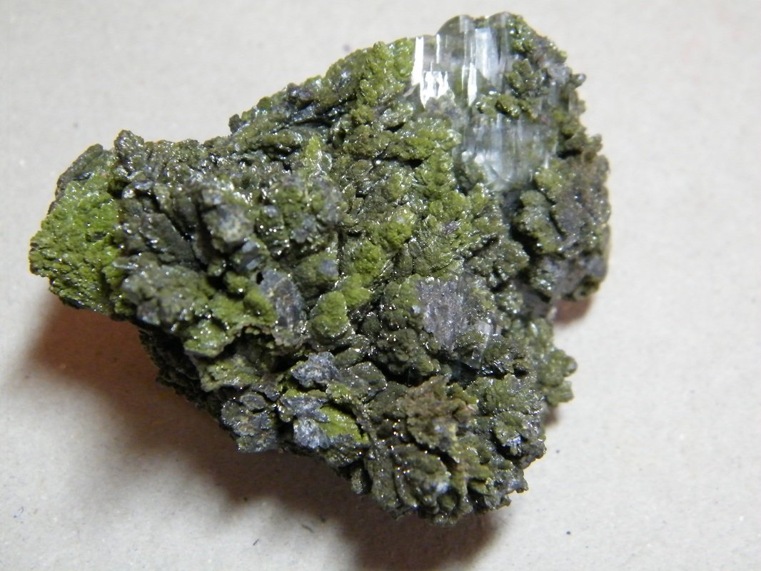 Cerussite covered with (Mottramite?)
55mmx50mmx40mm
(Autor: Heimo Hellwig)