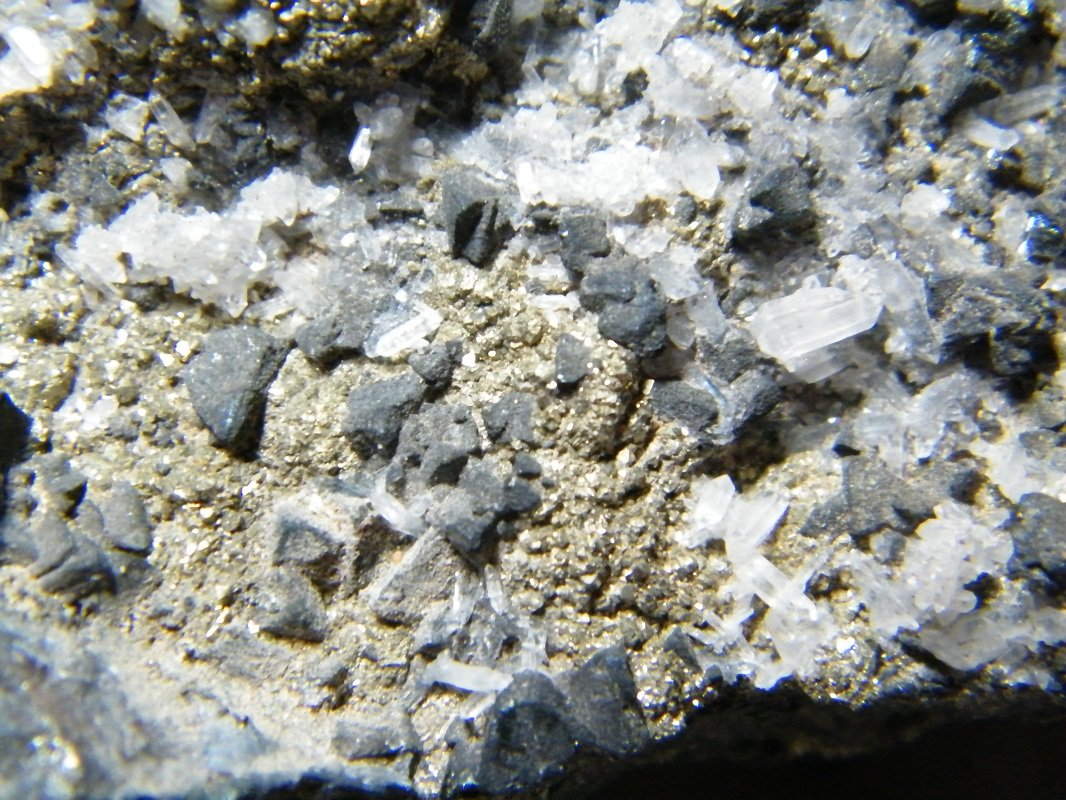 Tennantite with Pyrite and Quartz
90mmx80mmx30mm
(Autor: Heimo Hellwig)
