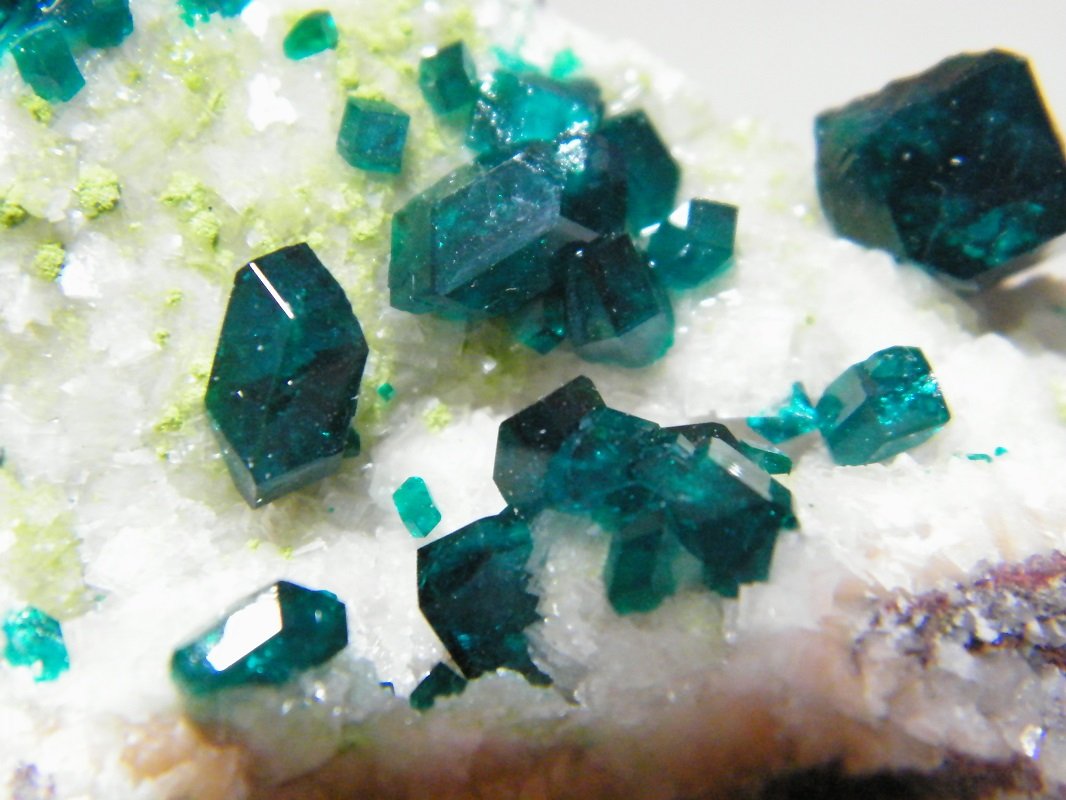 Dioptase on Calcite
70mm x 60mm x 40mm
(Autor: Heimo Hellwig)