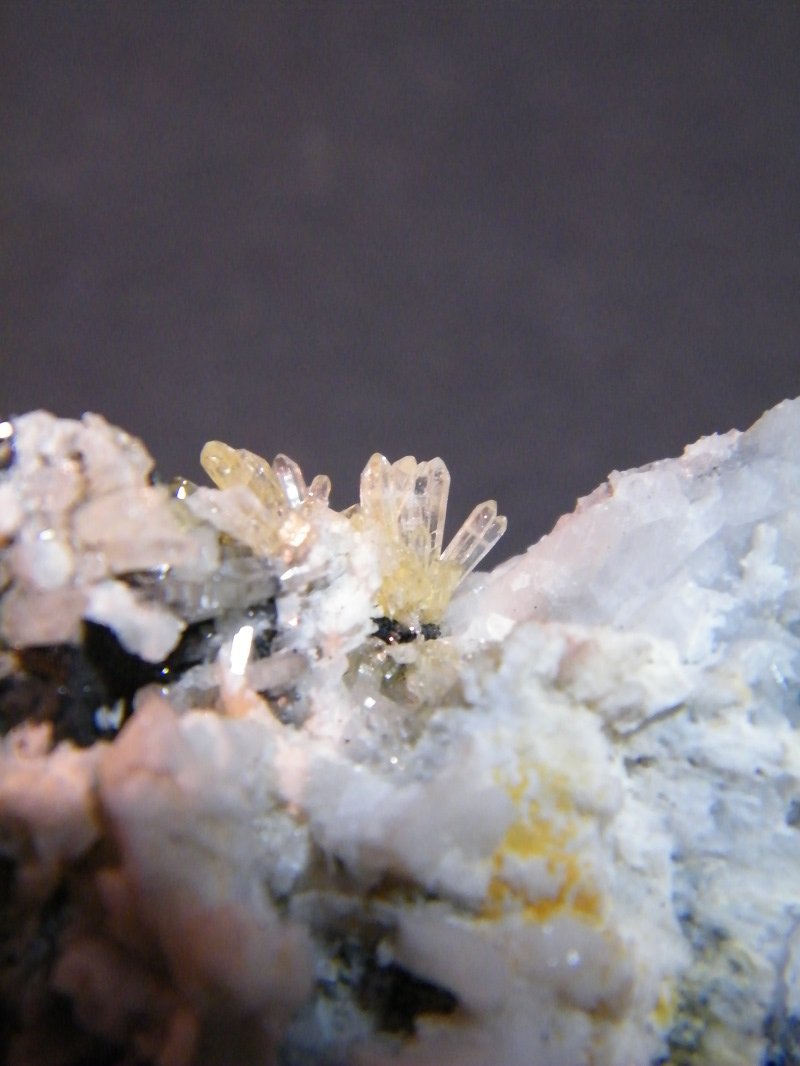 Aragonite and Mimetite
40mm x 50mm x 30mm
(Autor: Heimo Hellwig)