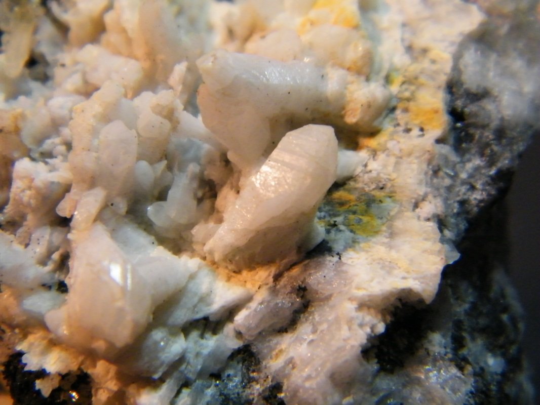 Aragonite and Mimetite
40mm x 50mm x 30mm
(Autor: Heimo Hellwig)