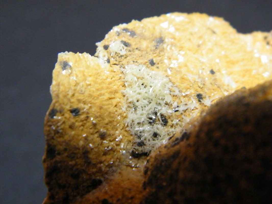 Mimetite on Dolomite
100mm x 60mm x 45mm
(Autor: Heimo Hellwig)
