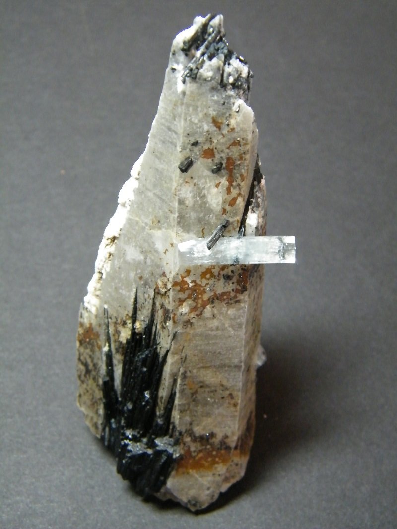 Quartz with Beryl (variety aquamarine) and Schorl
38mm x 102mm x 40mm
(Autor: Heimo Hellwig)