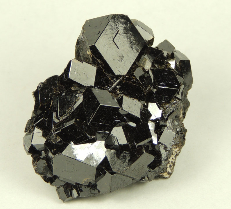 Andradite (var. melanite)
5.7 x 4.7 x 2.7 centimeters
(Autor: Ricardo Melendez)