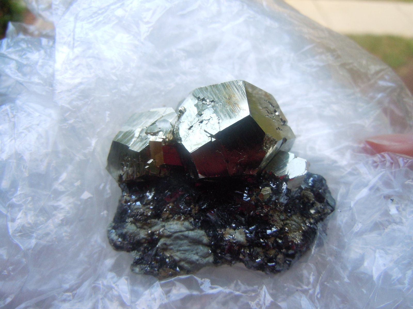Pyrite on Hematite
5.1 x 5.1 cm
(Autor: Casimir Sarisky)