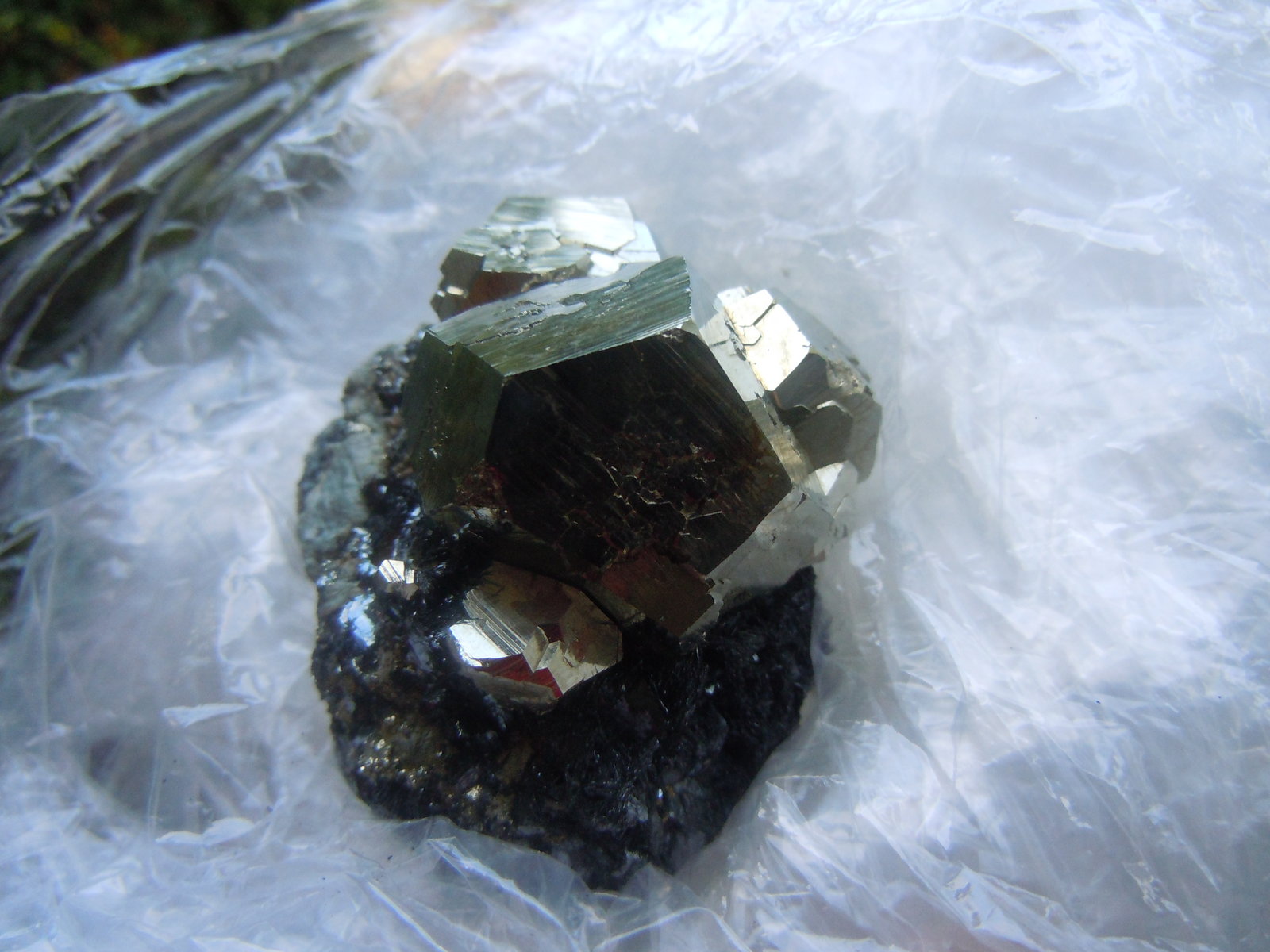 Pyrite on Hematite
5.1 x 5.1 cm
(Autor: Casimir Sarisky)