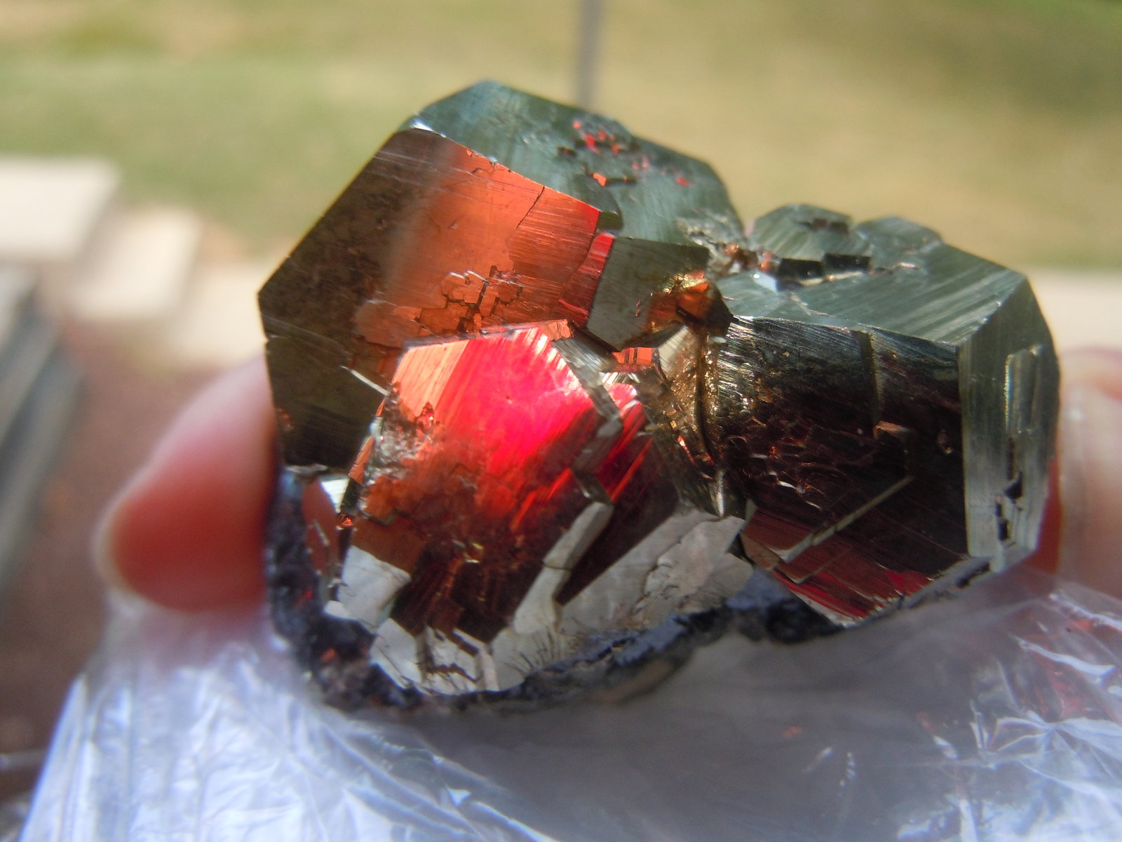 Pyrite on Hematite
5.1 x 5.1 cm
(Autor: Casimir Sarisky)