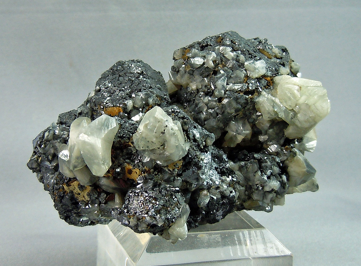 Cerussite on Galena
7.0 x 5.0 cm
(Autor: rweaver)