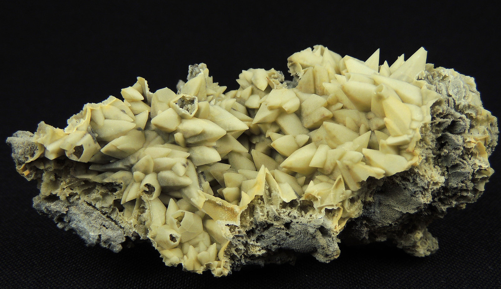 Smithsonite after Calcite
9 x 4.5 x 4 centimeters
(Autor: Ricardo Melendez)