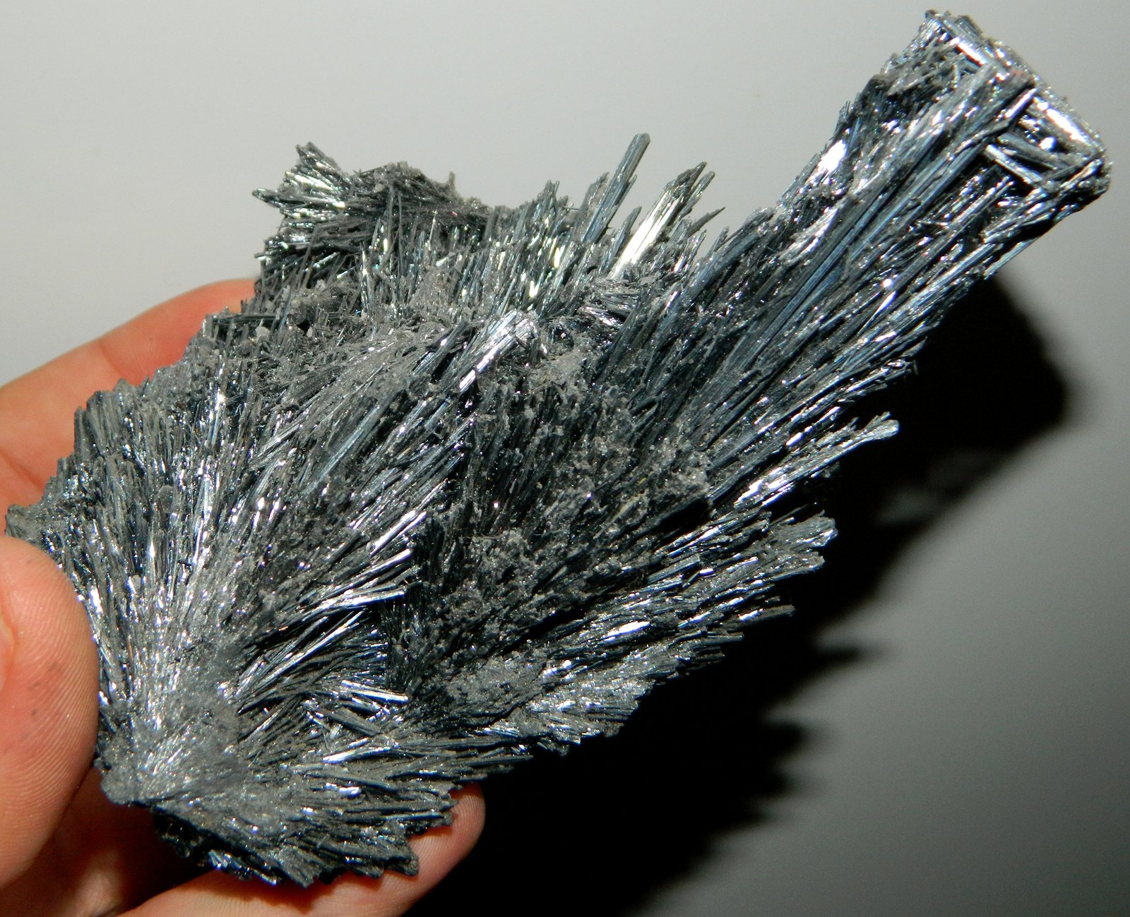 Stibnite
~ 12.5 cm H
(Autor: Deyu)