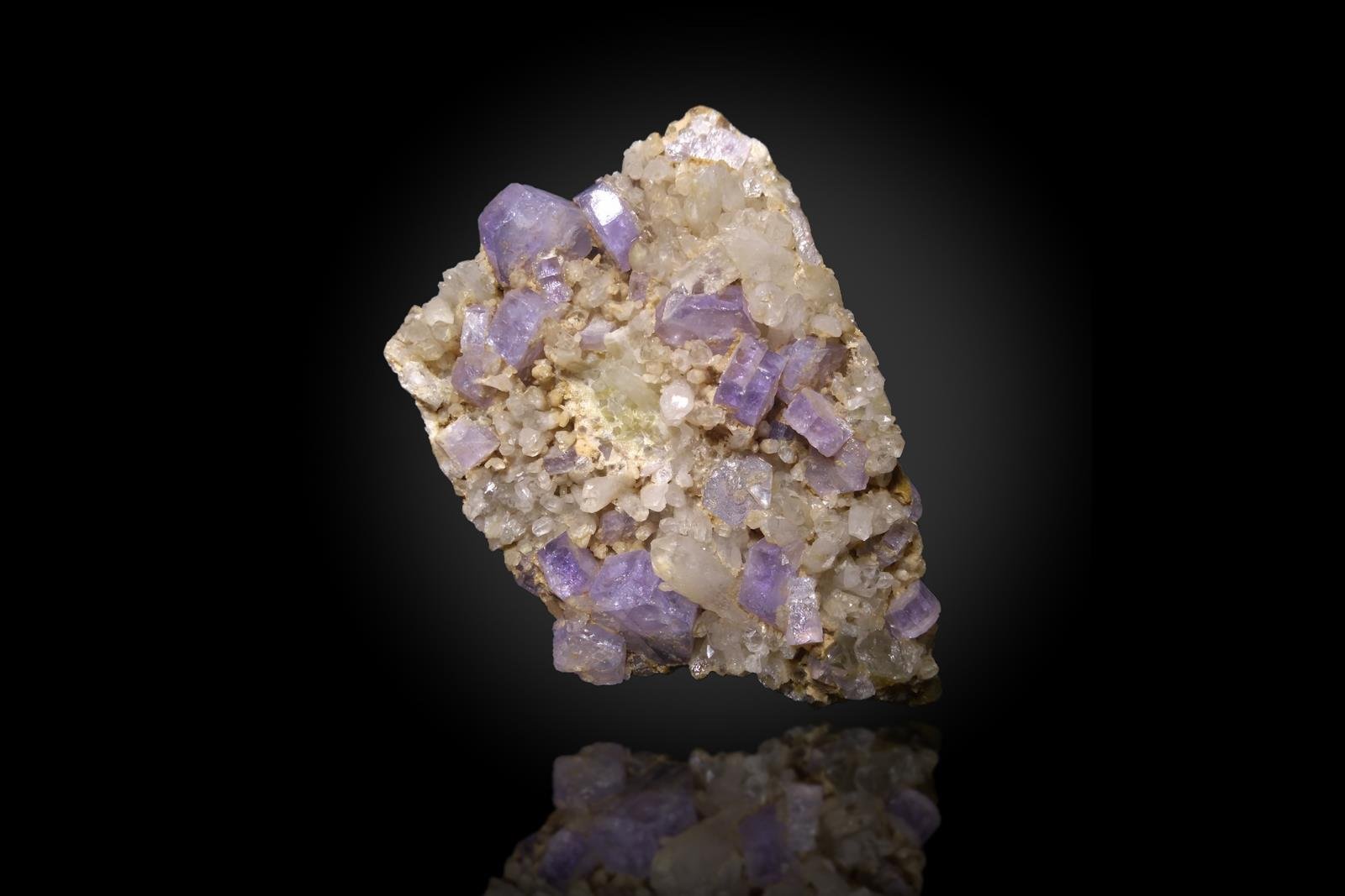 Fluorapatite and Quartz
75 x 58 x 35 mm
(Autor: SunYi)